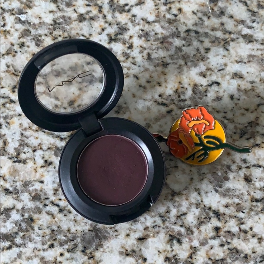 MAC velvet eyeshadow in SKETCH